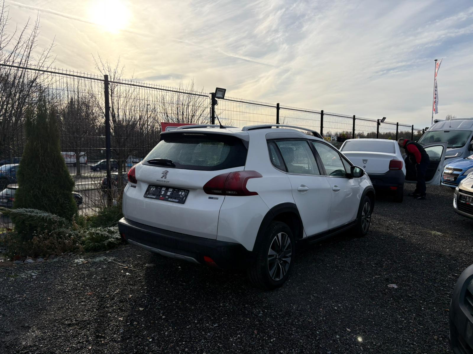 Peugeot 2008 1.2i 2017 #TÉLÉPHONE #AIRCO #NAVIGATION #1 AN DE GARANTIE – Image 2